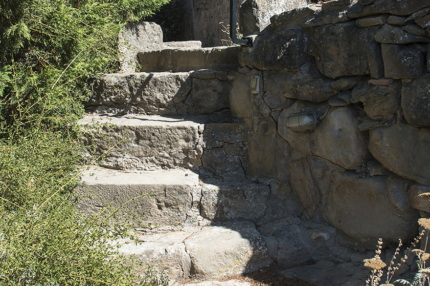 escala de pedra en un jardí