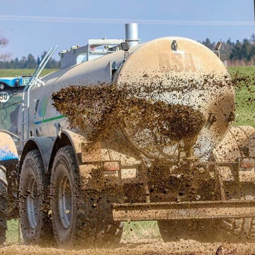 Aplicació de fertilitzant. Imatge de Pixabay