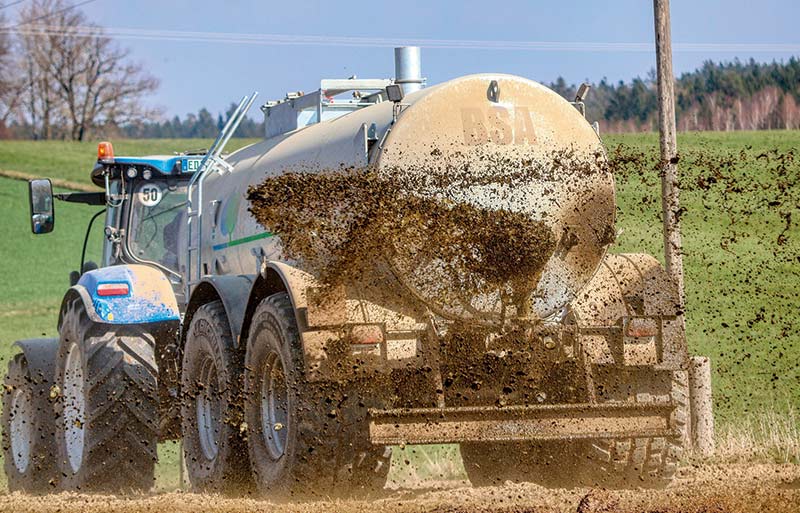 Aplicació de fertilitzant. Imatge de Pixabay